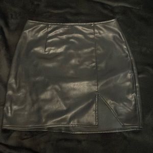 Black faux leather slit skirt